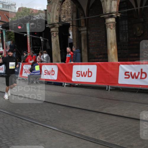05.10.2025 - 20. swb-Marathon Bremen Yannick Fuchs http://msf.ph/oto/9318311 05.10.2025 11:18:37 Ziel 10076, 10472, 11690 meine-sportfotos.de