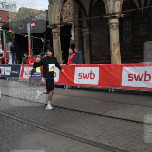 05.10.2025 - 20. swb-Marathon Bremen Yannick Fuchs http://msf.ph/oto/9318313 05.10.2025 11:18:38 Ziel 10076, 10472, 11690 meine-sportfotos.de
