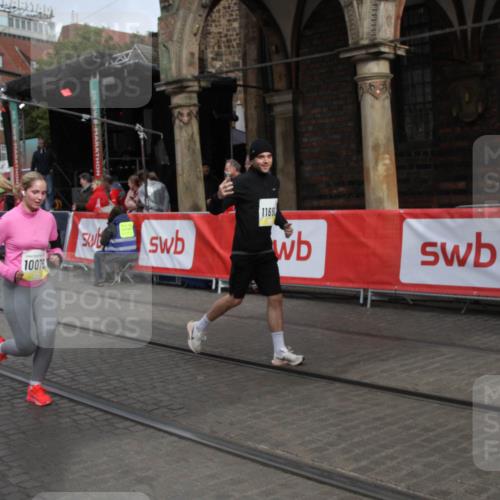 05.10.2025 - 20. swb-Marathon Bremen Yannick Fuchs http://msf.ph/oto/9318314 05.10.2025 11:18:38 Ziel 10076, 10472, 11690 meine-sportfotos.de