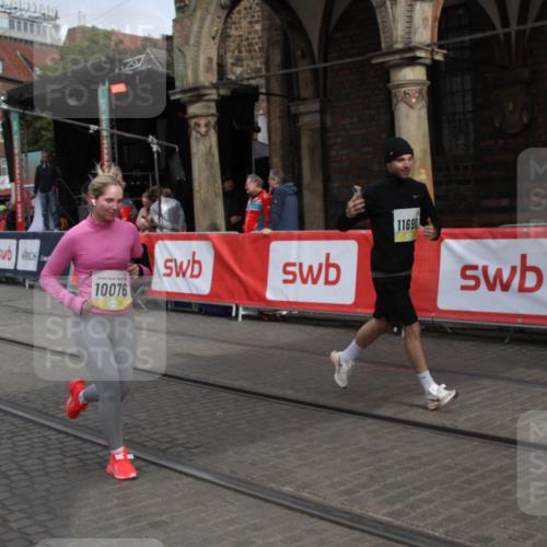 05.10.2025 - 20. swb-Marathon Bremen Yannick Fuchs http://msf.ph/oto/9318315 05.10.2025 11:18:39 Ziel 10076, 10472, 11690 meine-sportfotos.de