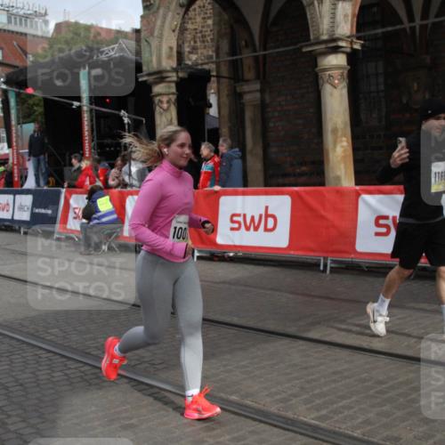 05.10.2025 - 20. swb-Marathon Bremen Yannick Fuchs http://msf.ph/oto/9318316 05.10.2025 11:18:39 Ziel 10076, 10472, 11690 meine-sportfotos.de