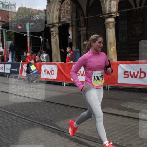 05.10.2025 - 20. swb-Marathon Bremen Yannick Fuchs http://msf.ph/oto/9318317 05.10.2025 11:18:39 Ziel 10076, 10472, 11690 meine-sportfotos.de