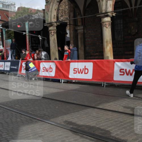 05.10.2025 - 20. swb-Marathon Bremen Yannick Fuchs http://msf.ph/oto/9318319 05.10.2025 11:18:40 Ziel 10076, 10472, 11690 meine-sportfotos.de