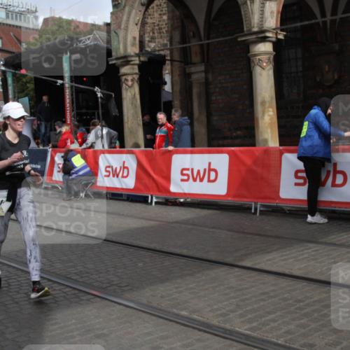 05.10.2025 - 20. swb-Marathon Bremen Yannick Fuchs http://msf.ph/oto/9318321 05.10.2025 11:18:42 Ziel 10472 meine-sportfotos.de