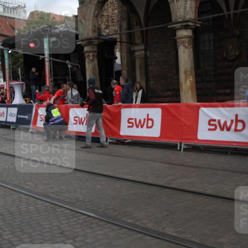 05.10.2025 - 20. swb-Marathon Bremen Yannick Fuchs http://msf.ph/oto/9318369 05.10.2025 11:19:14 Ziel 9247 meine-sportfotos.de