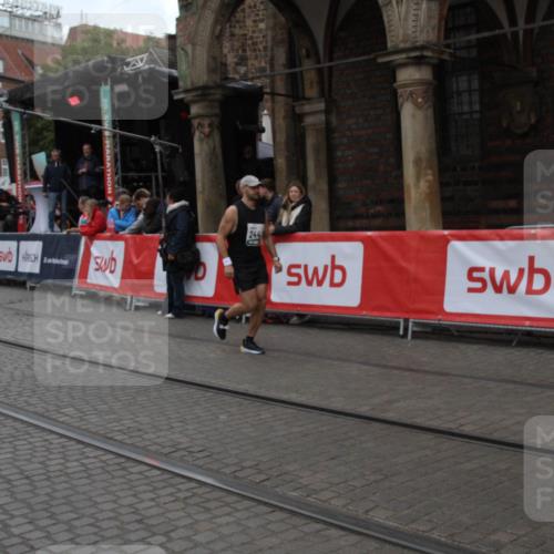 05.10.2025 - 20. swb-Marathon Bremen Yannick Fuchs http://msf.ph/oto/9318411 05.10.2025 11:23:53 Ziel  meine-sportfotos.de