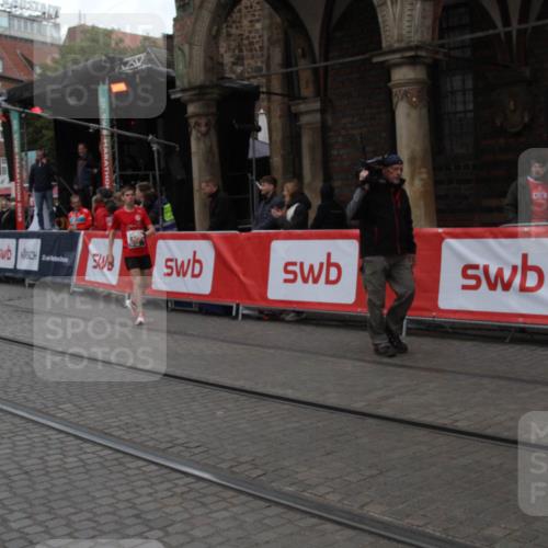 05.10.2025 - 20. swb-Marathon Bremen Yannick Fuchs http://msf.ph/oto/9318487 05.10.2025 11:25:11 Ziel  meine-sportfotos.de