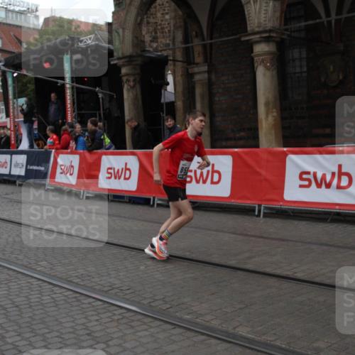 05.10.2025 - 20. swb-Marathon Bremen Yannick Fuchs http://msf.ph/oto/9318492 05.10.2025 11:25:15 Ziel  meine-sportfotos.de