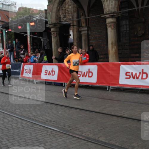05.10.2025 - 20. swb-Marathon Bremen Yannick Fuchs http://msf.ph/oto/9318596 05.10.2025 11:26:24 Ziel 9352, 11326 meine-sportfotos.de