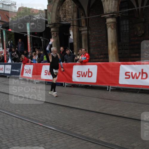 05.10.2025 - 20. swb-Marathon Bremen Yannick Fuchs http://msf.ph/oto/9318611 05.10.2025 11:26:34 Ziel 9941 meine-sportfotos.de