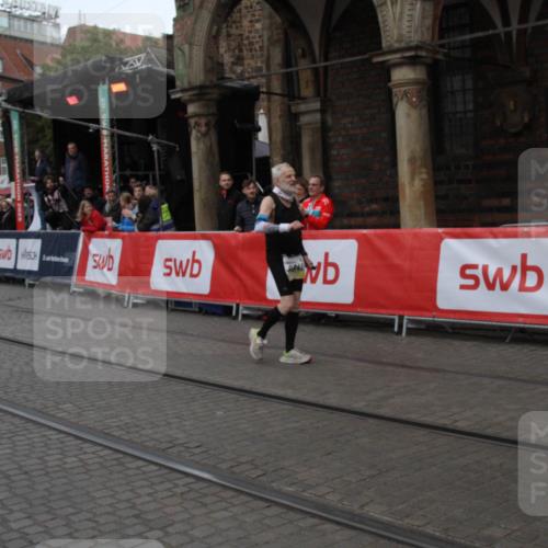 05.10.2025 - 20. swb-Marathon Bremen Yannick Fuchs http://msf.ph/oto/9318612 05.10.2025 11:26:34 Ziel 9941 meine-sportfotos.de