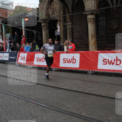 05.10.2025 - 20. swb-Marathon Bremen Yannick Fuchs http://msf.ph/oto/9318649 05.10.2025 11:26:57 Ziel 10153, 11697, 11698 meine-sportfotos.de