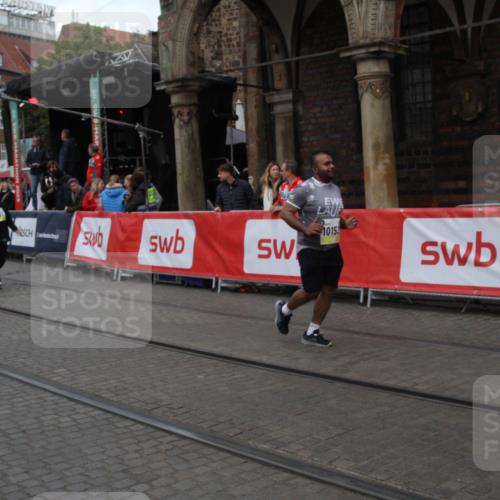 05.10.2025 - 20. swb-Marathon Bremen Yannick Fuchs http://msf.ph/oto/9318650 05.10.2025 11:26:58 Ziel 10153, 11697, 11698 meine-sportfotos.de