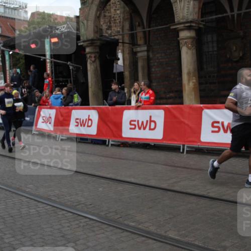 05.10.2025 - 20. swb-Marathon Bremen Yannick Fuchs http://msf.ph/oto/9318651 05.10.2025 11:26:58 Ziel 10153, 11697, 11698 meine-sportfotos.de