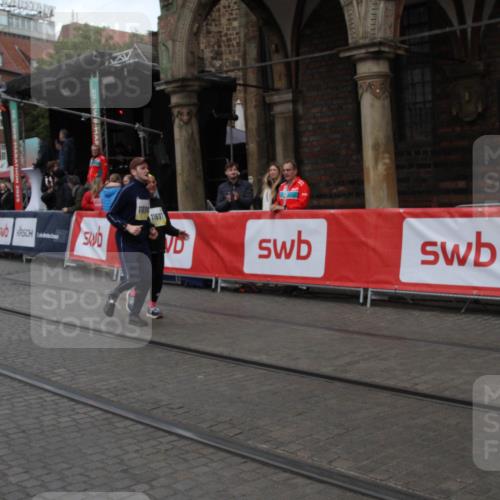 05.10.2025 - 20. swb-Marathon Bremen Yannick Fuchs http://msf.ph/oto/9318653 05.10.2025 11:26:59 Ziel 10153, 11697, 11698 meine-sportfotos.de