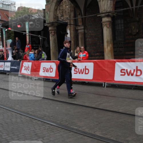 05.10.2025 - 20. swb-Marathon Bremen Yannick Fuchs http://msf.ph/oto/9318654 05.10.2025 11:27:00 Ziel 10153, 11697, 11698 meine-sportfotos.de
