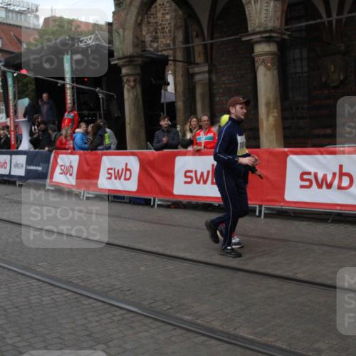 05.10.2025 - 20. swb-Marathon Bremen Yannick Fuchs http://msf.ph/oto/9318655 05.10.2025 11:27:00 Ziel 10153, 11697, 11698 meine-sportfotos.de