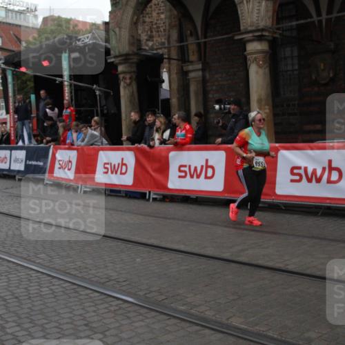 05.10.2025 - 20. swb-Marathon Bremen Yannick Fuchs http://msf.ph/oto/9318827 05.10.2025 11:29:19 Ziel 9559 meine-sportfotos.de