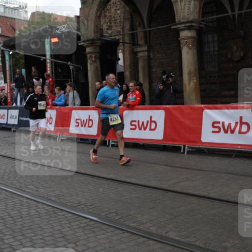 05.10.2025 - 20. swb-Marathon Bremen Yannick Fuchs http://msf.ph/oto/9318837 05.10.2025 11:29:24 Ziel 9257, 10482 meine-sportfotos.de