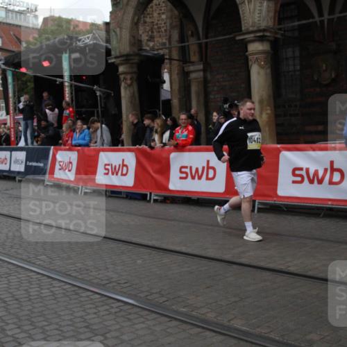 05.10.2025 - 20. swb-Marathon Bremen Yannick Fuchs http://msf.ph/oto/9318843 05.10.2025 11:29:26 Ziel 9257, 10482 meine-sportfotos.de