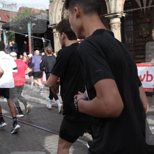05.10.2025 - 20. swb-Marathon Bremen Yannick Fuchs http://msf.ph/oto/9318900 05.10.2025 11:32:33 Ziel  meine-sportfotos.de