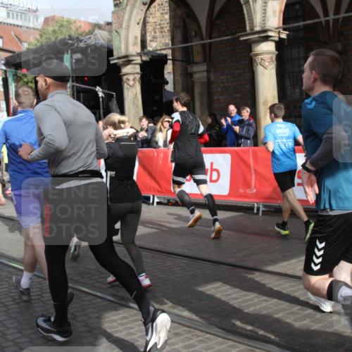 05.10.2025 - 20. swb-Marathon Bremen Yannick Fuchs http://msf.ph/oto/9318915 05.10.2025 11:32:42 Ziel  meine-sportfotos.de
