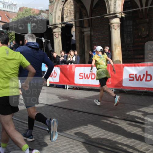 05.10.2025 - 20. swb-Marathon Bremen Yannick Fuchs http://msf.ph/oto/9318916 05.10.2025 11:32:43 Ziel  meine-sportfotos.de