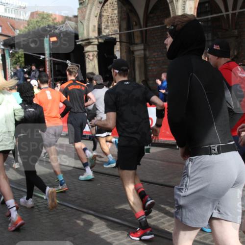 05.10.2025 - 20. swb-Marathon Bremen Yannick Fuchs http://msf.ph/oto/9318928 05.10.2025 11:32:50 Ziel  meine-sportfotos.de