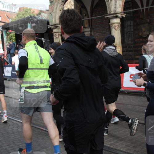 05.10.2025 - 20. swb-Marathon Bremen Yannick Fuchs http://msf.ph/oto/9318943 05.10.2025 11:32:59 Ziel  meine-sportfotos.de