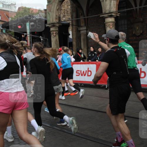 05.10.2025 - 20. swb-Marathon Bremen Yannick Fuchs http://msf.ph/oto/9318976 05.10.2025 11:33:12 Ziel  meine-sportfotos.de