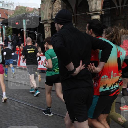 05.10.2025 - 20. swb-Marathon Bremen Yannick Fuchs http://msf.ph/oto/9319024 05.10.2025 11:33:31 Ziel  meine-sportfotos.de