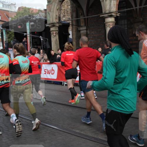 05.10.2025 - 20. swb-Marathon Bremen Yannick Fuchs http://msf.ph/oto/9319027 05.10.2025 11:33:32 Ziel  meine-sportfotos.de