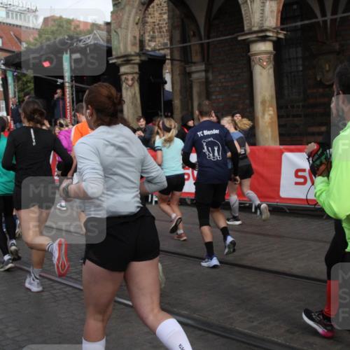 05.10.2025 - 20. swb-Marathon Bremen Yannick Fuchs http://msf.ph/oto/9319030 05.10.2025 11:33:33 Ziel  meine-sportfotos.de