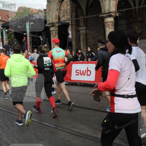 05.10.2025 - 20. swb-Marathon Bremen Yannick Fuchs http://msf.ph/oto/9319033 05.10.2025 11:33:34 Ziel  meine-sportfotos.de
