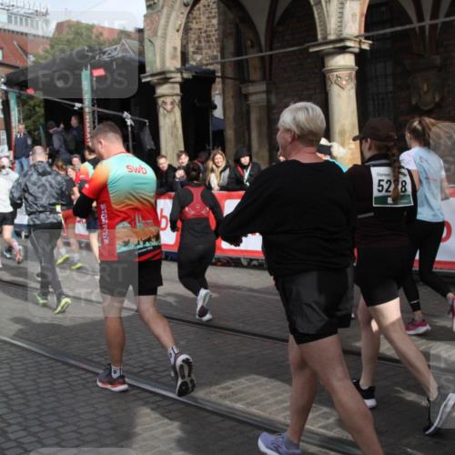 05.10.2025 - 20. swb-Marathon Bremen Yannick Fuchs http://msf.ph/oto/9319044 05.10.2025 11:33:39 Ziel  meine-sportfotos.de