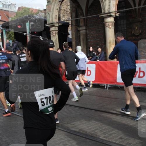 05.10.2025 - 20. swb-Marathon Bremen Yannick Fuchs http://msf.ph/oto/9319048 05.10.2025 11:33:41 Ziel  meine-sportfotos.de