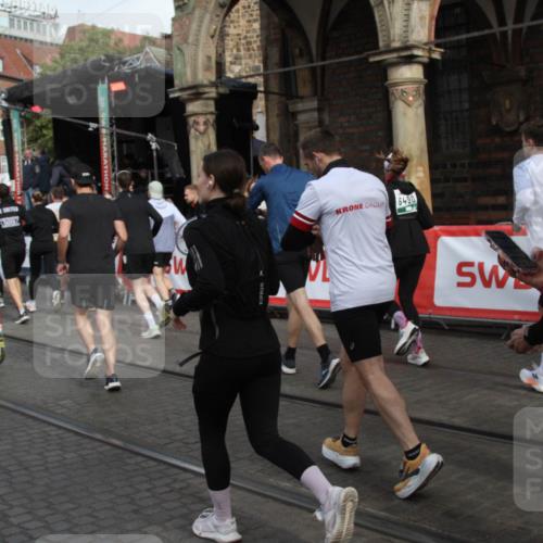 05.10.2025 - 20. swb-Marathon Bremen Yannick Fuchs http://msf.ph/oto/9319050 05.10.2025 11:33:42 Ziel  meine-sportfotos.de
