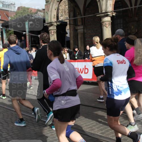 05.10.2025 - 20. swb-Marathon Bremen Yannick Fuchs http://msf.ph/oto/9319106 05.10.2025 11:34:08 Ziel  meine-sportfotos.de