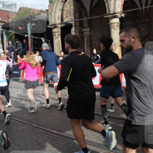 05.10.2025 - 20. swb-Marathon Bremen Yannick Fuchs http://msf.ph/oto/9319108 05.10.2025 11:34:09 Ziel  meine-sportfotos.de