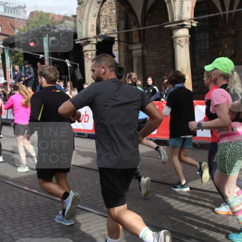 05.10.2025 - 20. swb-Marathon Bremen Yannick Fuchs http://msf.ph/oto/9319109 05.10.2025 11:34:09 Ziel  meine-sportfotos.de