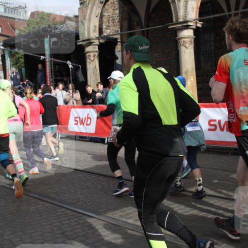 05.10.2025 - 20. swb-Marathon Bremen Yannick Fuchs http://msf.ph/oto/9319112 05.10.2025 11:34:11 Ziel  meine-sportfotos.de