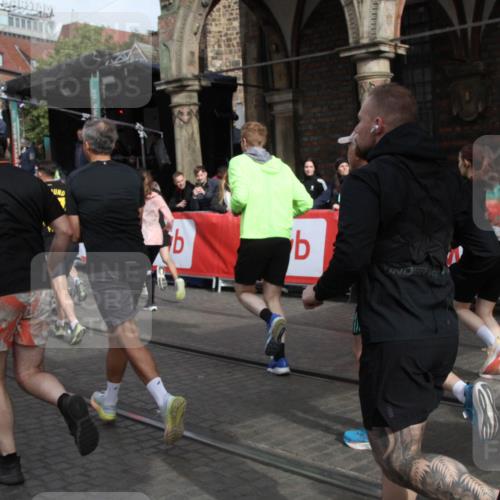 05.10.2025 - 20. swb-Marathon Bremen Yannick Fuchs http://msf.ph/oto/9319116 05.10.2025 11:34:12 Ziel  meine-sportfotos.de