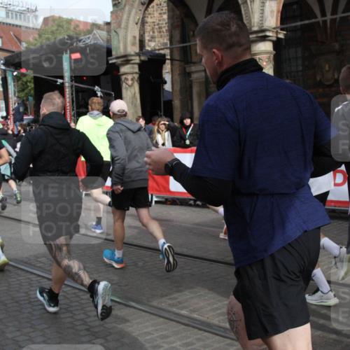 05.10.2025 - 20. swb-Marathon Bremen Yannick Fuchs http://msf.ph/oto/9319118 05.10.2025 11:34:13 Ziel  meine-sportfotos.de