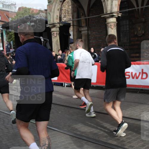 05.10.2025 - 20. swb-Marathon Bremen Yannick Fuchs http://msf.ph/oto/9319119 05.10.2025 11:34:13 Ziel  meine-sportfotos.de