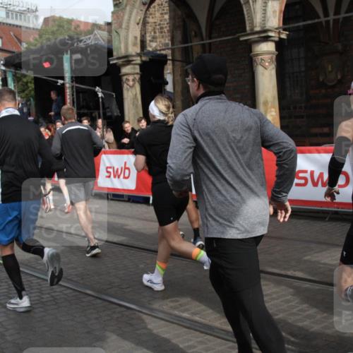 05.10.2025 - 20. swb-Marathon Bremen Yannick Fuchs http://msf.ph/oto/9319122 05.10.2025 11:34:15 Ziel  meine-sportfotos.de