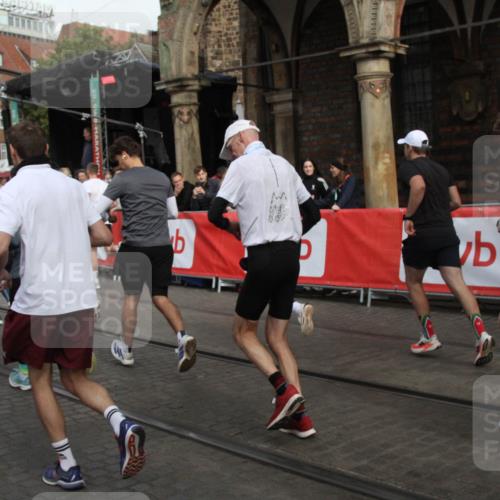 05.10.2025 - 20. swb-Marathon Bremen Yannick Fuchs http://msf.ph/oto/9319140 05.10.2025 11:34:22 Ziel  meine-sportfotos.de