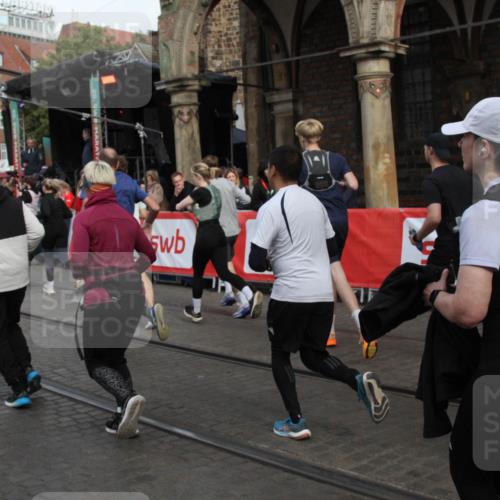 05.10.2025 - 20. swb-Marathon Bremen Yannick Fuchs http://msf.ph/oto/9319144 05.10.2025 11:34:23 Ziel  meine-sportfotos.de