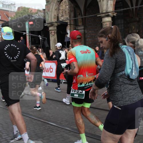 05.10.2025 - 20. swb-Marathon Bremen Yannick Fuchs http://msf.ph/oto/9319164 05.10.2025 11:34:33 Ziel  meine-sportfotos.de