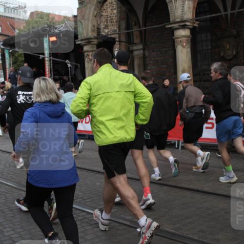 05.10.2025 - 20. swb-Marathon Bremen Yannick Fuchs http://msf.ph/oto/9319181 05.10.2025 11:34:41 Ziel  meine-sportfotos.de