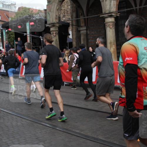 05.10.2025 - 20. swb-Marathon Bremen Yannick Fuchs http://msf.ph/oto/9319185 05.10.2025 11:34:42 Ziel  meine-sportfotos.de